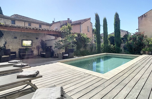 Le 115, air-conditioned town house with interior courtyard and swimming pool