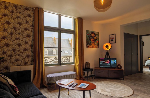 Le 5, Charming apartment, Saumur town center. View of St Peter's Square and Church