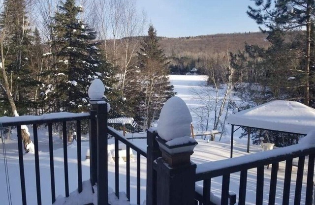 Le Bordelo. Chalet Superbe au Bord du lac - Lake Front Cottage