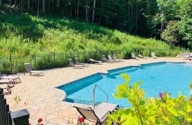 LE C17: Cozy Condo in Historic Village 6 minutes from the Ski Base!