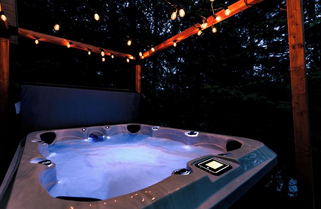 Le Chalet Bleu, lakefront with spa