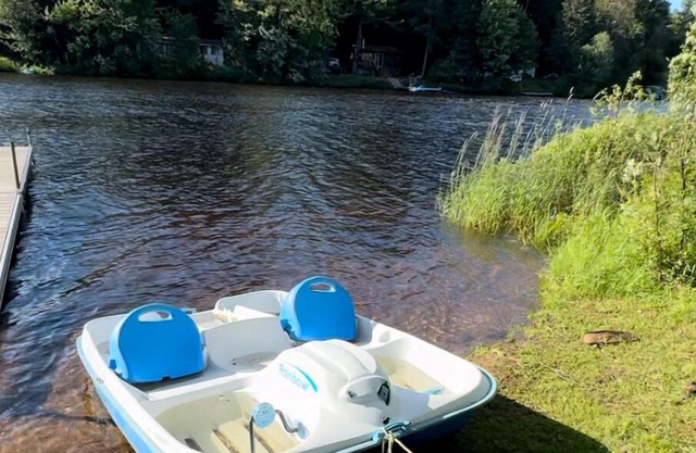 Le Chalet Vert - Waterfront navigable (kayak, paddle board) spa activities