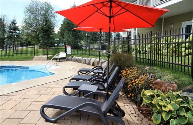LE CHAMPLAIN CONDO 104, in BROMONT, View on the Pool and Mountain, CITQ#248205