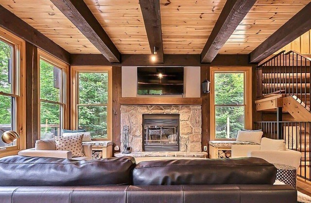 Le Chic Log Chalet w/Cozy Spa