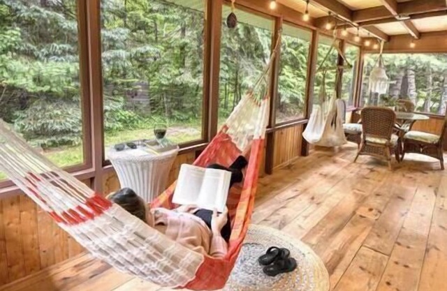 Le Chickadee | Hot Tub, River Beach, Nature Escape