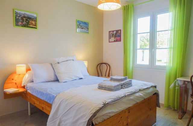 Le Clos des Amourettes (large 4-bedroom house, garden and pool, near the sea)