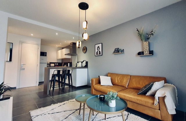 Le Continental Beau T2 plein centre + parking