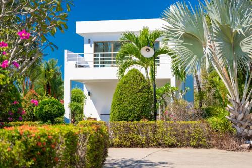 Le Corbusier Style Villa In Green Neighbourhood with Pool