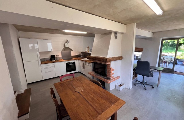 Le Domaine des Gameaux, gîte, large courtyard, kitchen area, games, workshops