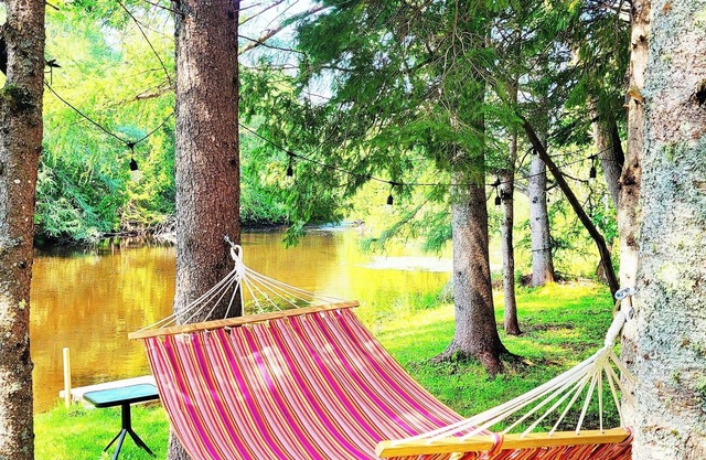 Le Féeria Chalet & Spa - Magnifique Chalet en Bois Rond sur le Bord de L'eau!