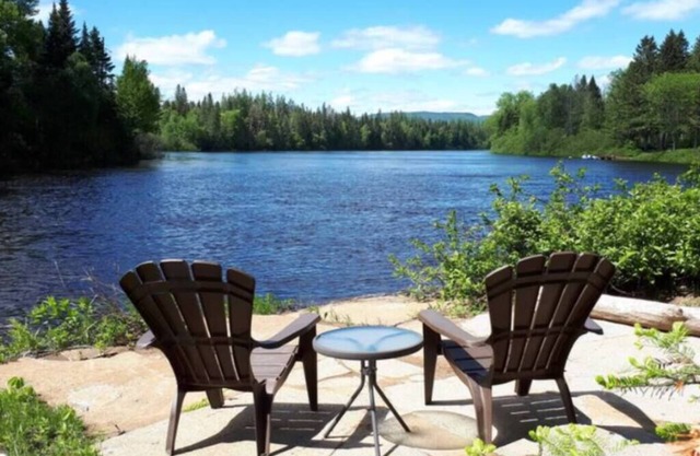 Le Geai Bleu - Waterfront Chalet with Spa