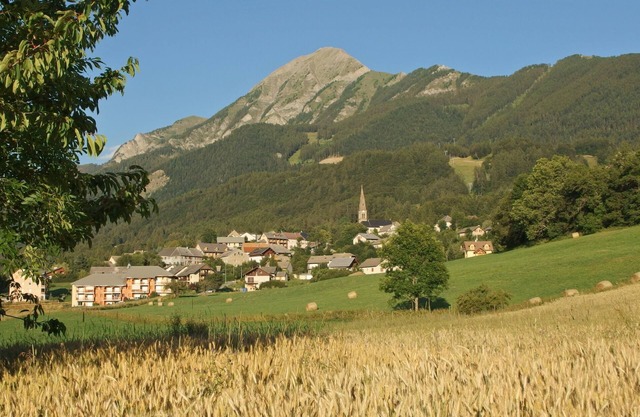 Le Gîte du RigouG 50m from the slopes, sleeps 4, south-facing terrace.