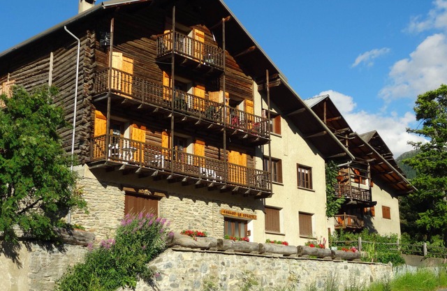 Le Grenier" apartment in an old Queyrassin chalet