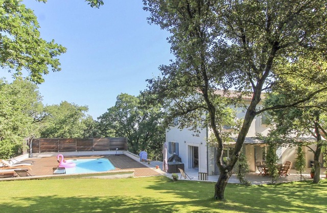 Le Jardin des Chênes, family holiday home with private pool in Eyragues.