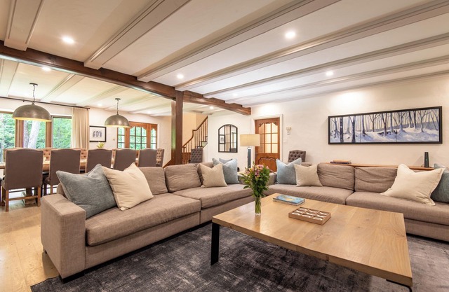 Le Manoir | 9 bedrooms | Indoor Pool | Walk to Resort | Tremblant Living
