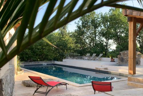 Le Mazet, studio climatisé avec terrasse ombragée