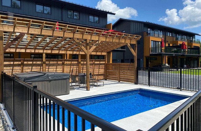 Le Memph: 3 bedrooms pool hot tub lac Memphrémagog