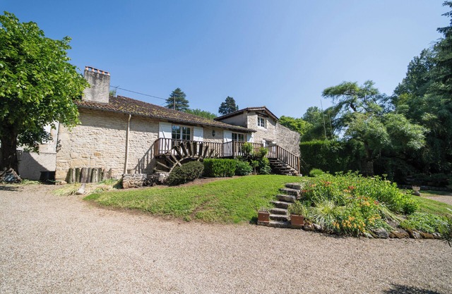 Le Moulin de Giroir: peaceful riverside setting