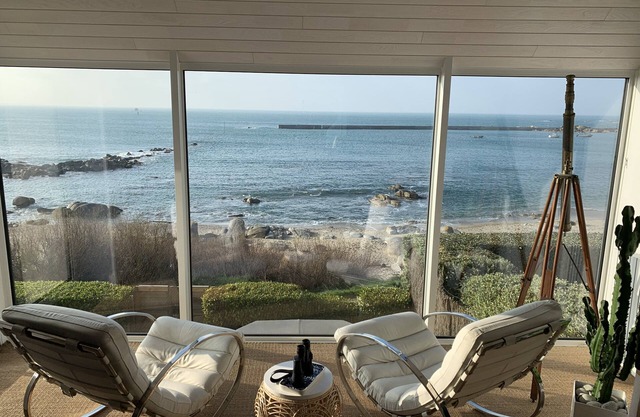 'LE PARADIS BLEU' house "feet in the water" and facing the typically Breton port