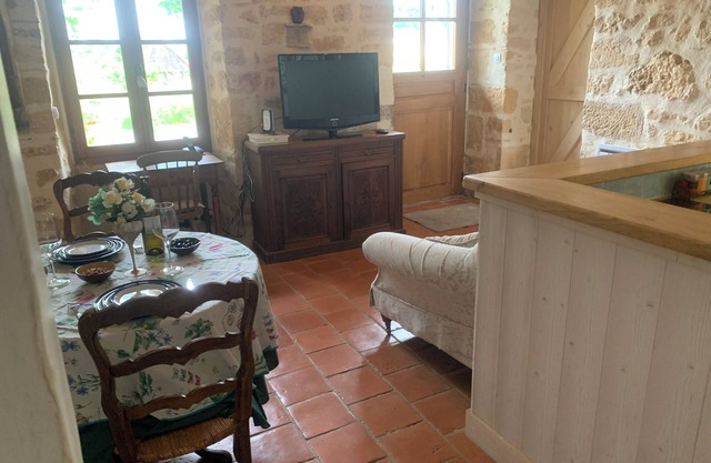 Le Petit Gite au Manoir de Carlucet. Friendly pub/restaurant a short walk.
