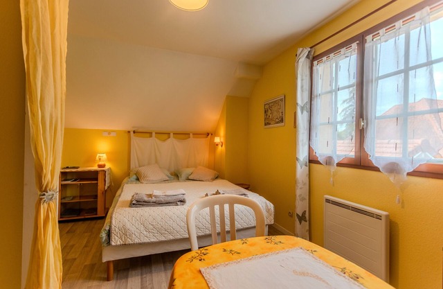 Le Pesquit guest room with shared terrace, communal garden and air conditioning