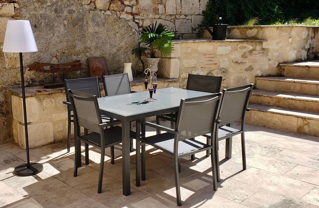 LE PIGEONNIER DE LAUZUN Town house with garden in a village in Lot et Garonne