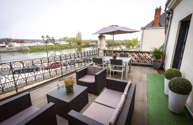 Le Pont Royal, Spectacular Views of Loire & Bridge from huge, private terrace !