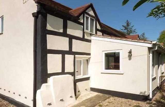 LEA COTTAGE, pet friendly, character holiday cottage in Much Wenlock