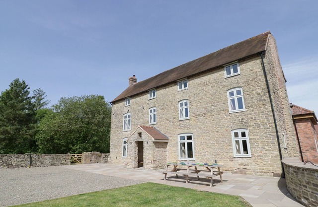 LEA FARM HOUSE, family friendly, with hot tub in Cleobury Mortimer