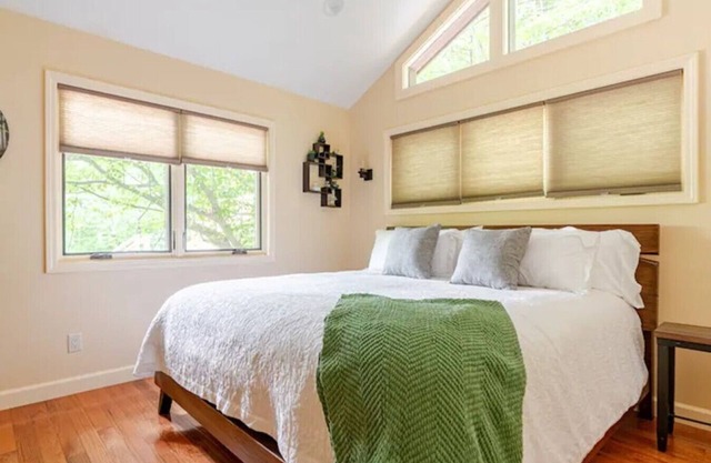 Leaf Change Special Crows Nest Treehouse Near Asheville Pet Friendly