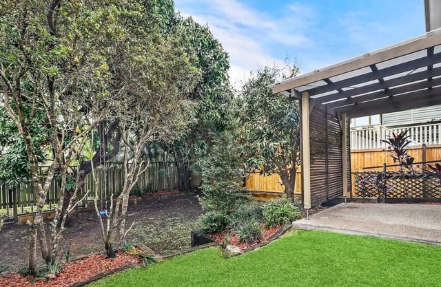 Leafy Graceville gem near shopping, parks, cafes. Ideal for a relaxed getaway!