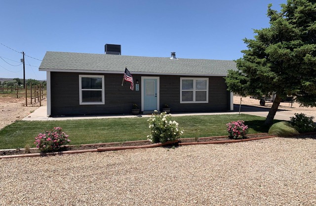 Leaning Pine Cottage - Close to Zion, Bryce, and Lake Powell!