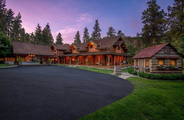 Leavenworth, Luxury Log home, River front, family vacation or business retreat