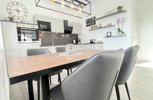Lee-Modern newly built apartment near the beach *Wallbox*