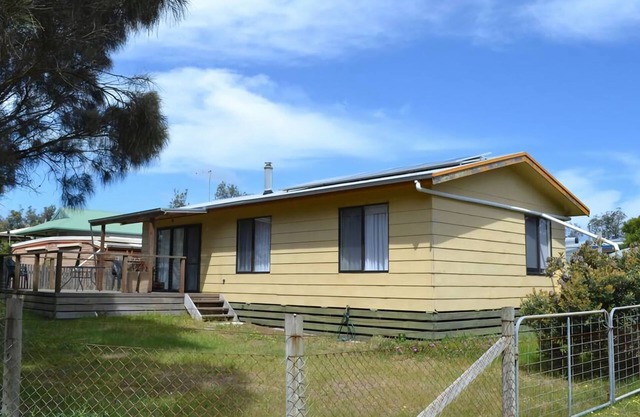 Lees171 - neat 3 bedroom property