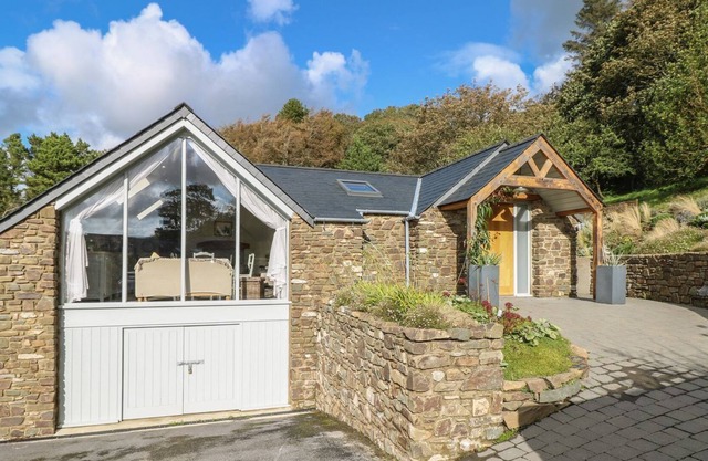 LEEWARD COTTAGE, pet friendly, with hot tub in Cosheston