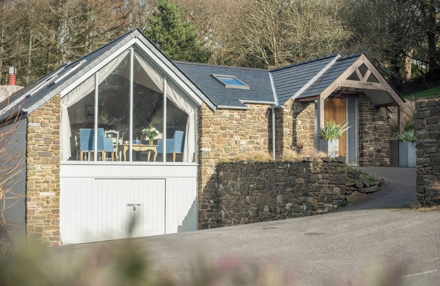 LEEWARD COTTAGE, pet friendly, with hot tub in Pembroke Dock