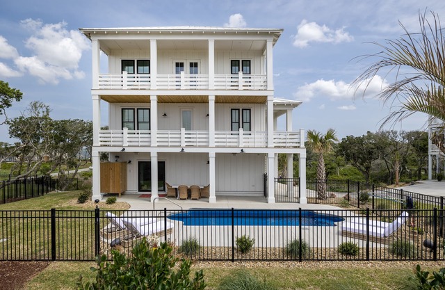 Legally Blonde, Almost Oceanfront House in Indian Beach, NC!