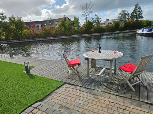 Lemmer House - Luxe familiehuis aan het water