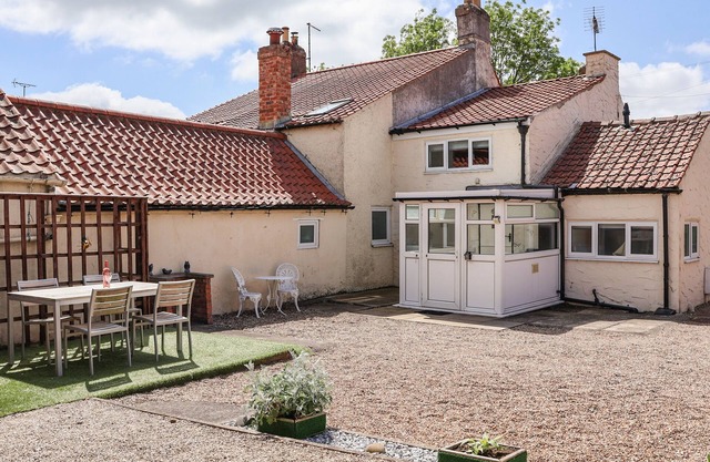 LENA COTTAGE, pet friendly, character holiday cottage in Kilham