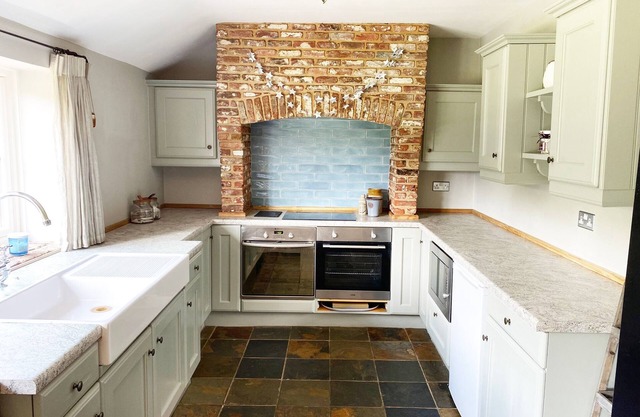 Leos Holiday Cottage - stylish cottage, sleeps 10. Pet friendly.