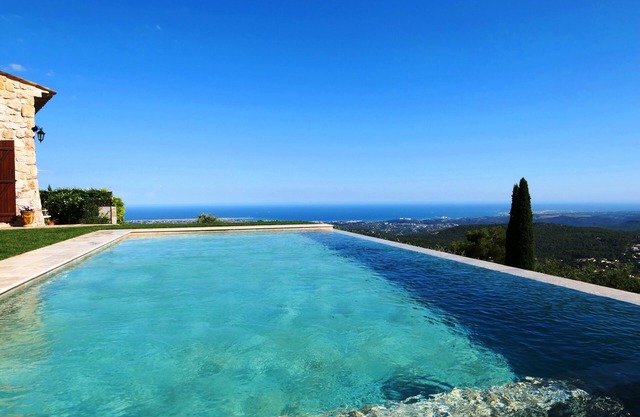Les Citronniers apartment with charm, infinity pool and panoramic sea view