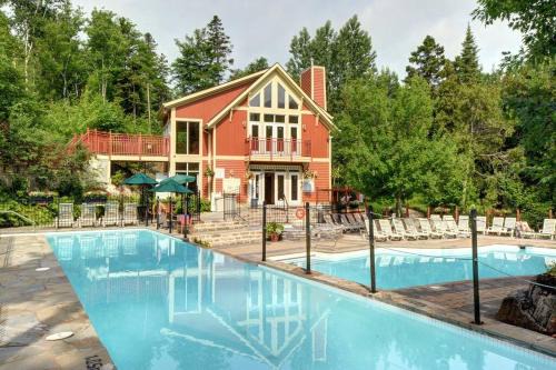Les Eaux Tremblant - Luxury Chalet with Pool & Spa and AC