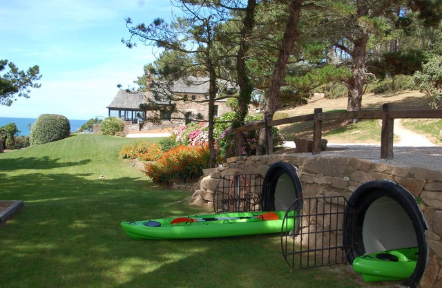 Les Gabelous, sleeps 9, direct beach access and panoramic sea view