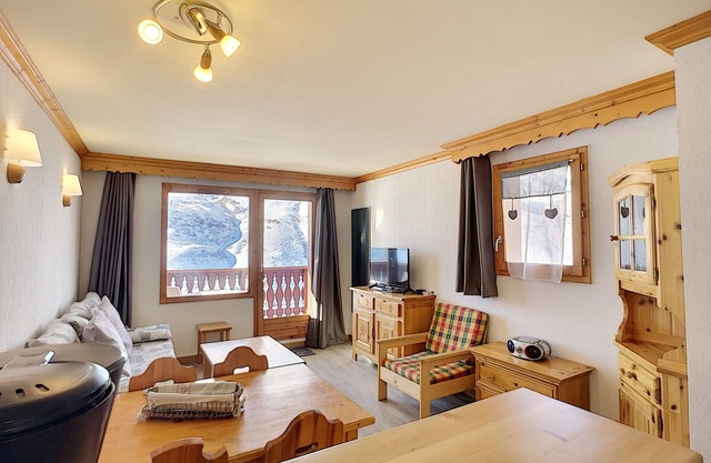 Les Valmonts - 3-Room Apartment, Sleeps 6, Ski-In/Ski-Out, South-West Balcony, Stunning Mountain View