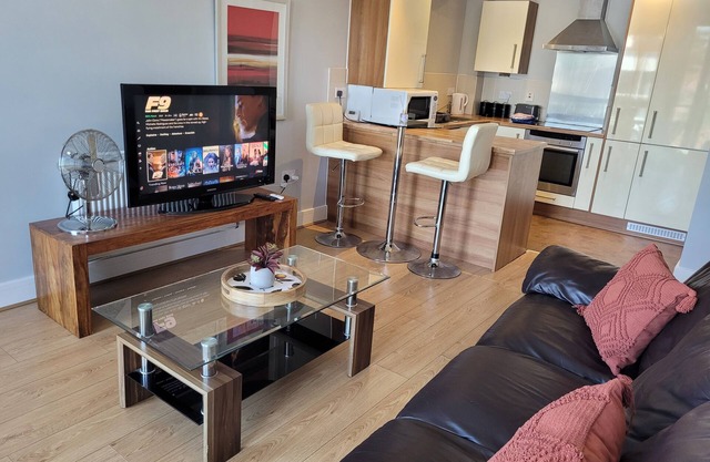 Lesley Court- A spacious 2 bedroom apartment near Chelmsford Centre/Station