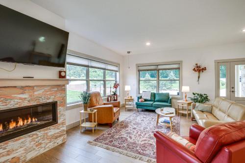 Less Than 1 Mi to Dtwn Pine Island Updated Home with Yard!