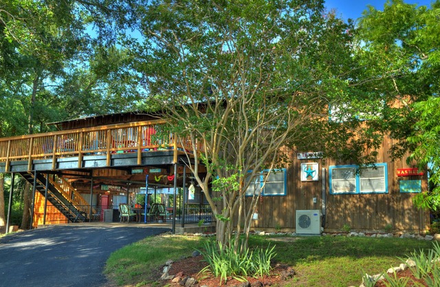 Less than 1 mile from Lake Whitney. Beautiful Large Vacation Retreat