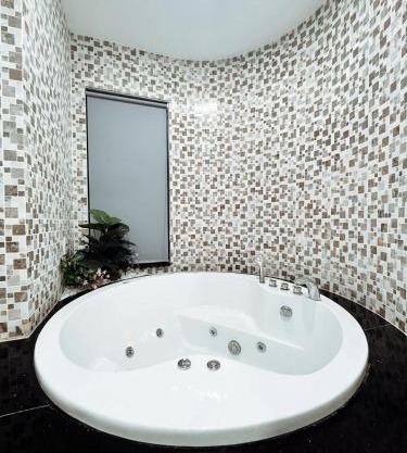 LetuB02 Large Bathtub Business Couple Suite Family Travel Area 1 Adjacent