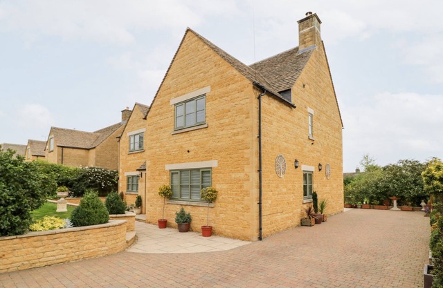 LEVANT HOUSE, family friendly, with open fire in Stow-On-The-Wold